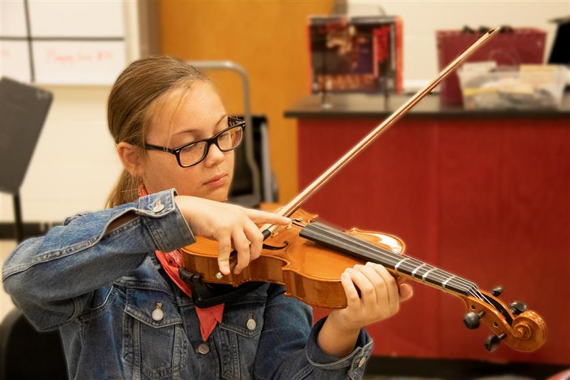 A student plays the violin